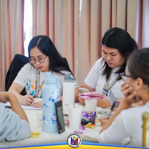 Mga kalahok na nagsusulat sa mesa habang nagsisimula ang Basic Life Support training sa Naic, Cavite