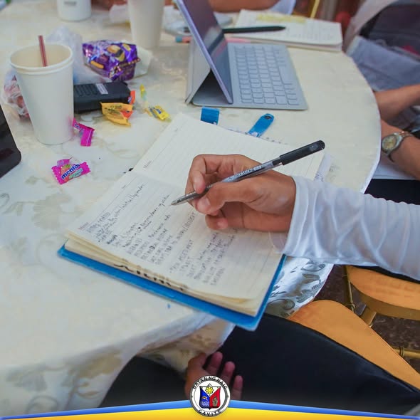 Taong nagsusulat sa notebook habang nagsasagawa ng BLS training sa Torres Farm Resort, Sabang, Naic