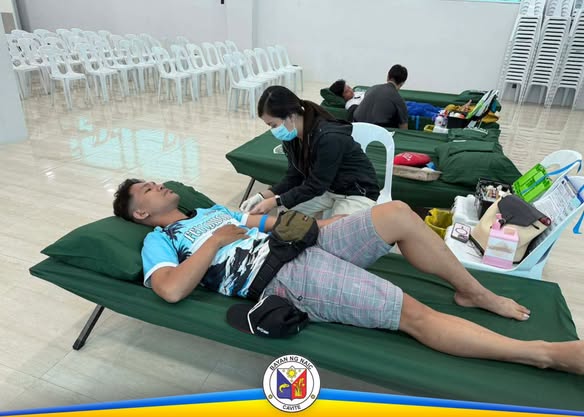 Mga donor na nagpapalista sa blood donation drive sa Triple 8, Barangay Sabang, Naic