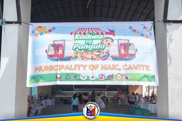 Banner: Kadiwa ng Pangulo, Municipality of Naic, Cavite, nakasabit sa covered court ng Naic Town Plaza