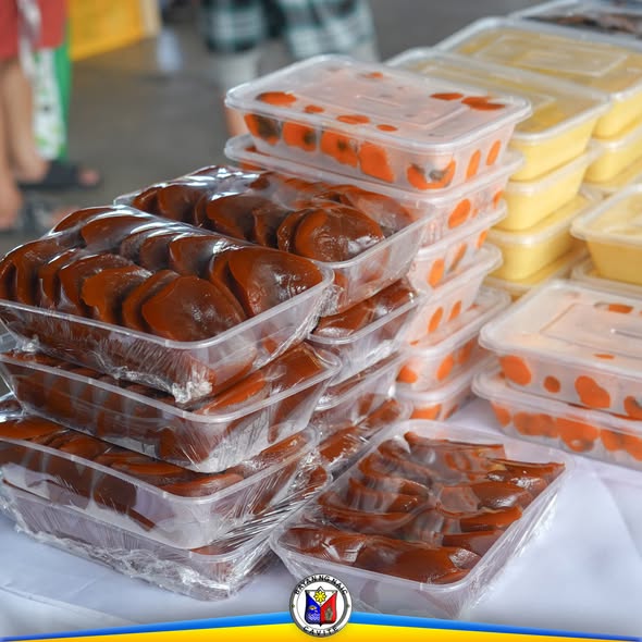 Mga nakabalot na matamis sa plastik na lalagyan, nakahanay sa mesa sa Kadiwa ng Pangulo, Naic Town Plaza