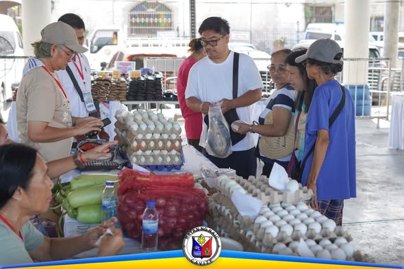 Mga mamimili sa Kadiwa ng Pangulo sa Naic Town Plaza, bumibili ng itlog at gulay sa covered court