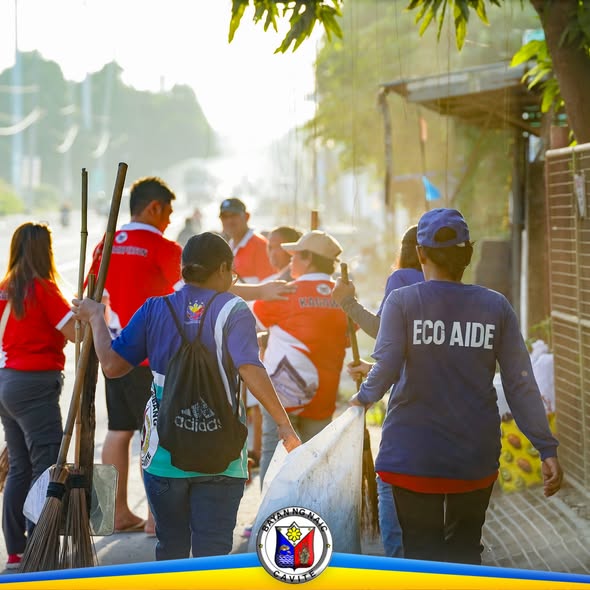 Mga boluntaryo at kawani ng MENRO habang naglilinis ng kalsada sa Brgy. Sabang, Naic