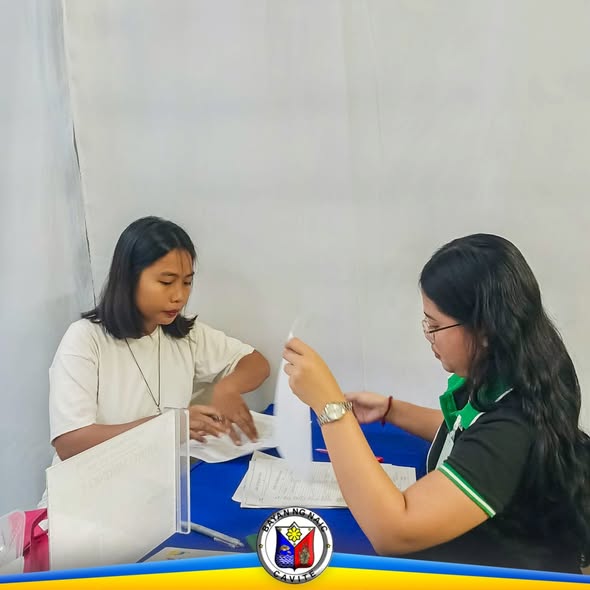 Mga kawani ng Local Recruitment Activity na nagproproseso ng mga papeles sa booth sa Waltermart Sabang
