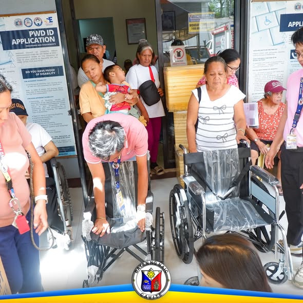Mga tao sa Naic Municipal Hall habang nagsasaayos at namamahagi ng mga wheelchair para sa PWD