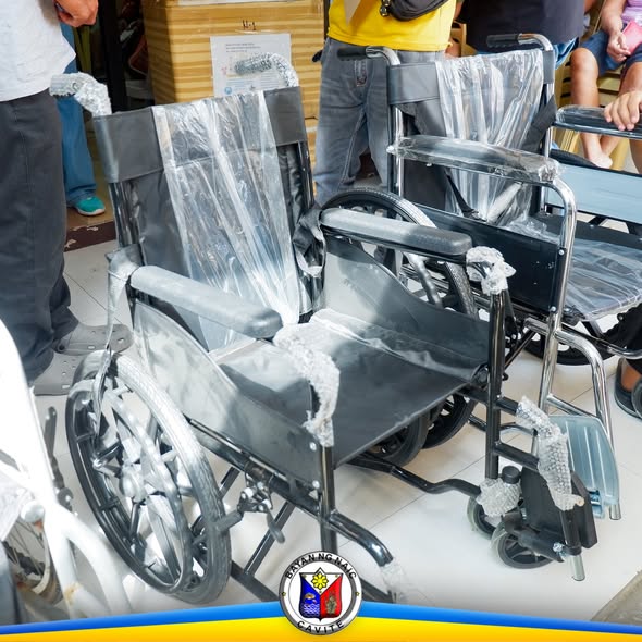 Mga bagong wheelchair na nakabalot sa plastik, nakahanay sa Naic Municipal Hall para sa distribusyon