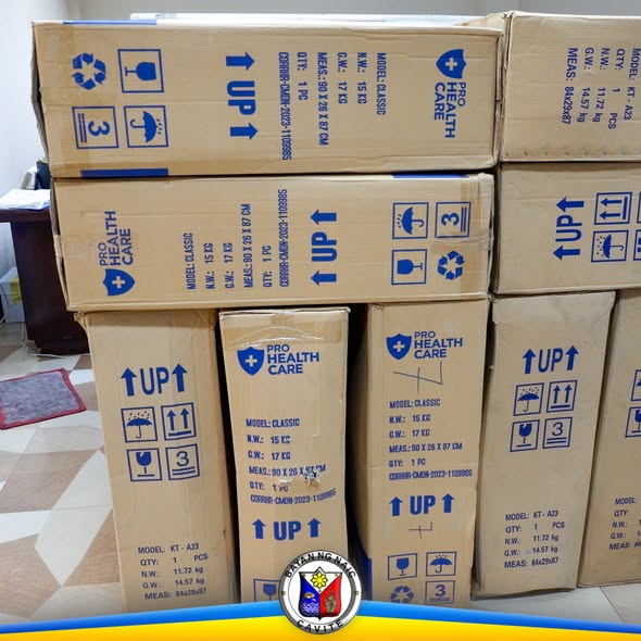 Mga nakasalansan na kahon ng Pro Health Care wheelchair para sa distribusyon sa Naic Municipal Hall