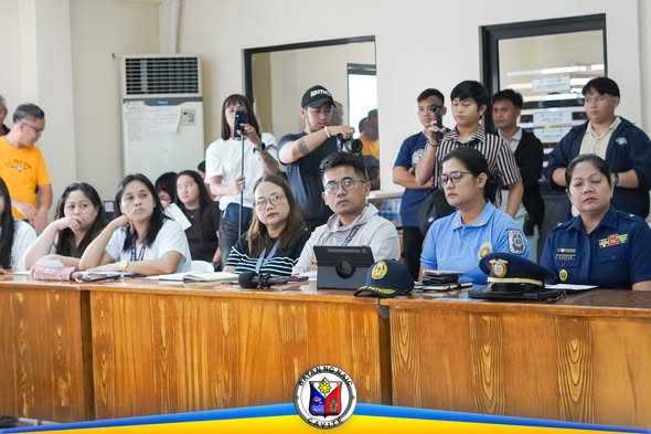 Mga kalahok sa pagpupulong ng MDRRMO sa ABC Hall, Naic, habang nakikinig sa harap ng silid
