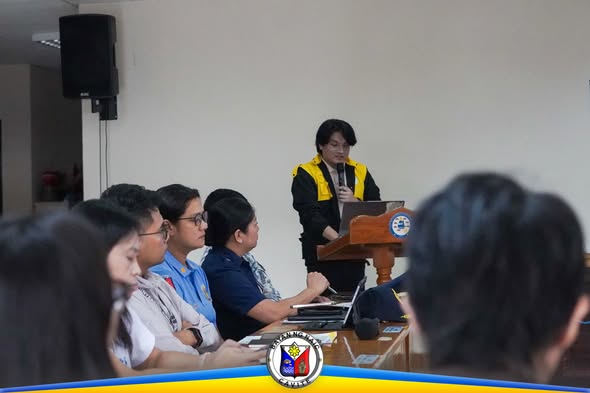Pagpupulong sa ABC Hall ng mga opisyal at kawani habang may nagsasalita sa podium tungkol sa paghahanda sa sakuna