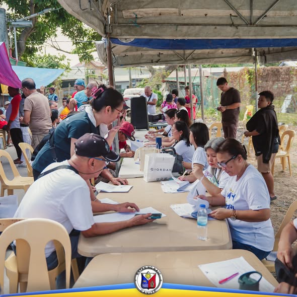 Pamamahagi ng Localized Social Pension sa Barangay Ibayo Silangan, mga benepisyaryo na nagpapalista sa mga mesa.