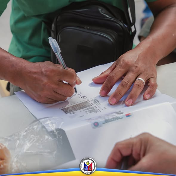 Taong pumipirma ng dokumento para sa Localized Social Pension sa Barangay Ibayo Silangan