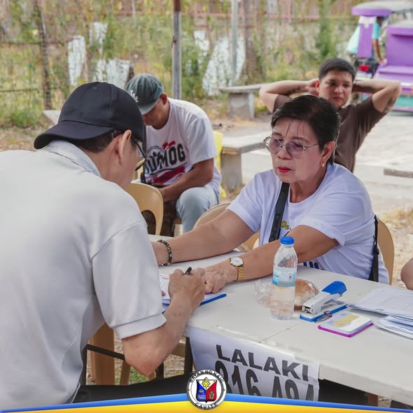 Mga tauhan na nagproproseso ng papeles sa mesa para sa Localized Social Pension sa Ibayo Silangan