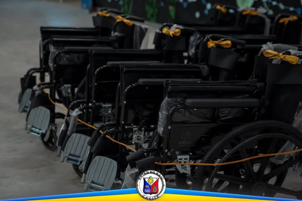 Mga bagong wheelchair na nakahanay at may dilaw na laso, ipinamahagi sa FASD Day sa CvSU Naic