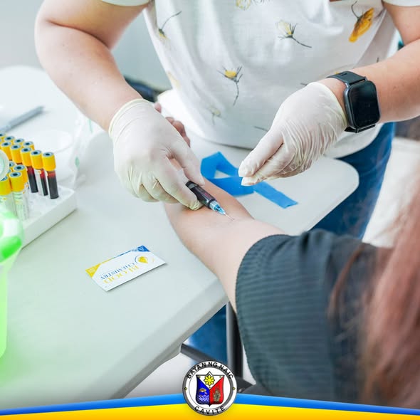 Pagkuha ng dugo sa braso para sa blood chem activity sa Barangay Sabang, Naic