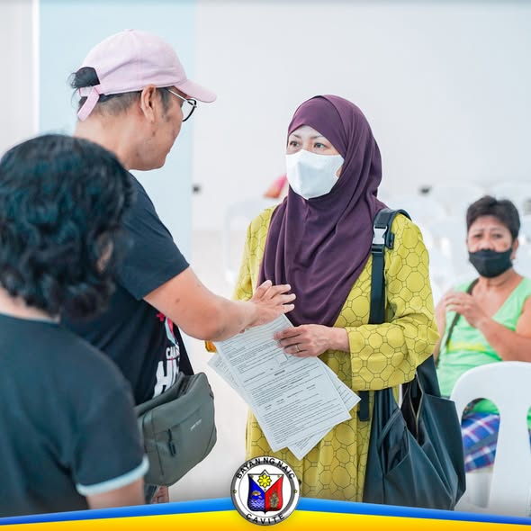 Mga tao habang nag-aasikaso ng mga papeles sa Blood Chem Activity at PhilHealth Yakap Caravan sa Sabang