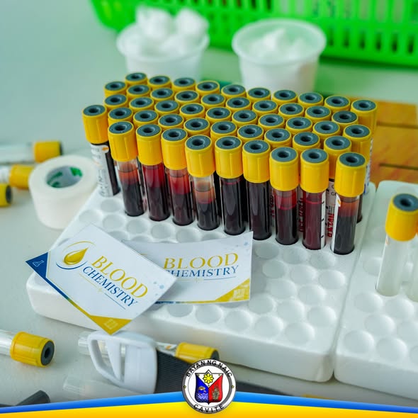 Mga test tube ng dugo sa rack para sa Blood Chemistry screening sa PhilHealth Yakap Caravan, Sabang, Naic