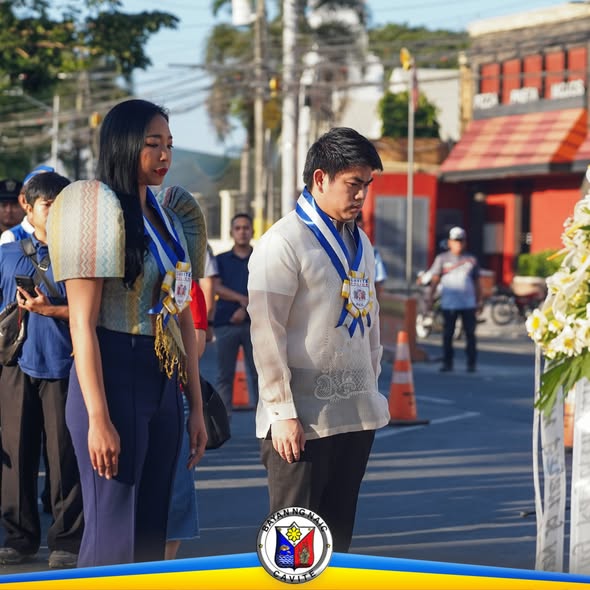 Mga opisyal ng Naic na nakayuko sa harap ng korona ng bulaklak sa paggunita ng Araw ng Kagitingan