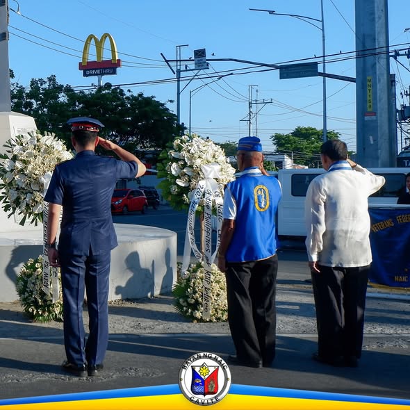Mga opisyal at beterano na nagbibigay-pugay sa monumento ng Araw ng Kagitingan sa Naic