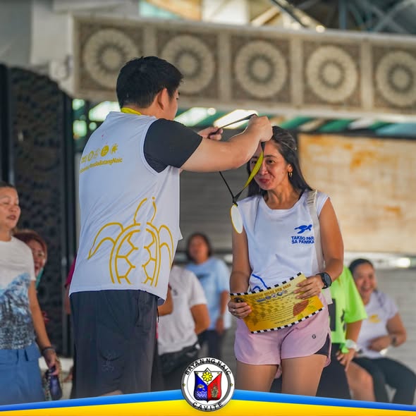 Pagbibigay ng medalya sa kalahok ng Pawikan Color Run sa Naic, Cavite