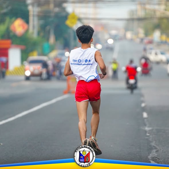 Kalahok na tumatakbo sa kalsada sa panahon ng Pawikan Color Run sa Naic