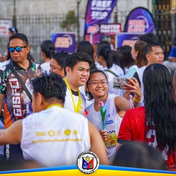 Mga kalahok ng Pawikan Color Run na nagseselfie habang nagtitipon sa Naic Town Plaza