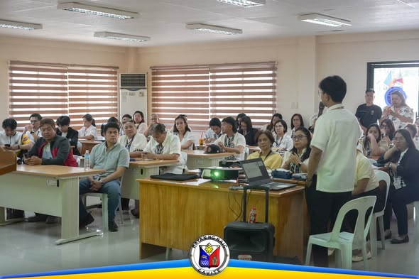 Mga kalahok sa Naic Performance Management Team na nakikinig sa presentasyon sa silid-pulungan