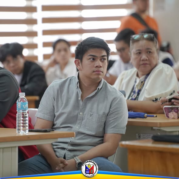 Mga dumalo sa pagpupulong ng Naic Performance Management Team habang nakikinig sa loob ng silid
