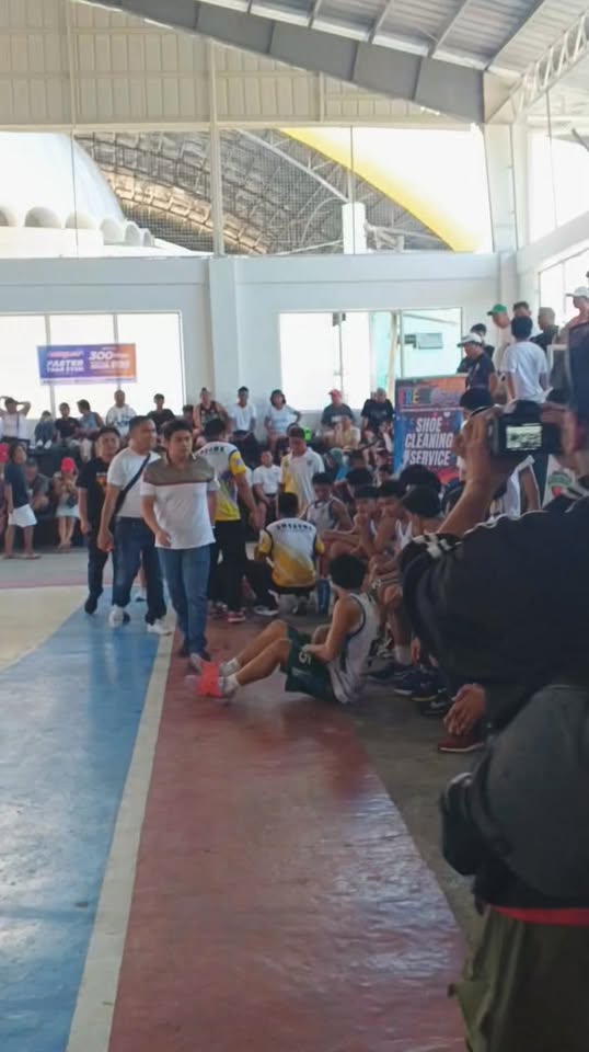 Mga manonood at manlalaro sa Cavite Ballers League Semi Finals sa Naic Covered Court