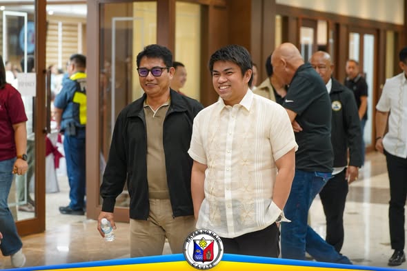 Mga opisyal na naglalakad sa loob ng New Provincial Government Center habang nakikiisa sa Handog ng Pangulo