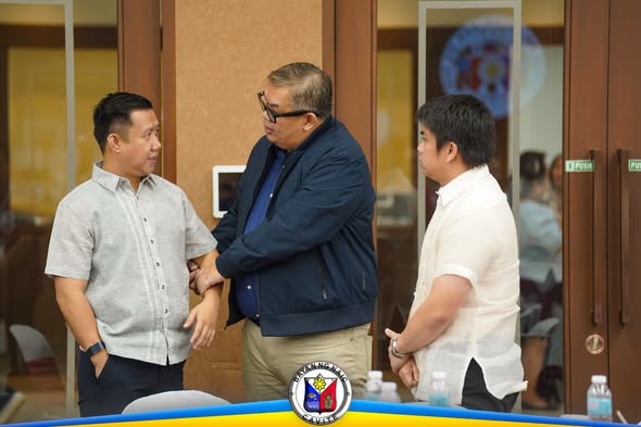 Tatlong lalaking nag-uusap sa loob ng gusali sa New Provincial Government Center, Trece Martires City