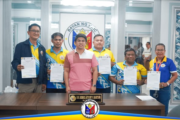 Mga opisyal ng HOA na nagpakuha ng litrato matapos ang oath-taking, hawak ang kanilang mga certificate sa Naic