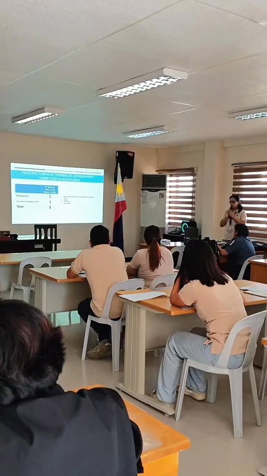 Pulong ng MSWMB at Manila Bay Team sa ABC Hall, Naic, may presentasyon sa projector at mga kalahok sa mesa