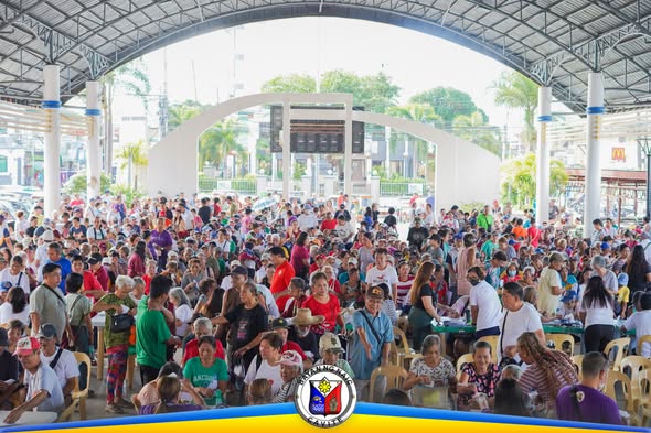 Maraming senior citizen na nakapila at nakaupo sa covered court ng Naic Town Plaza para sa National Social Pension