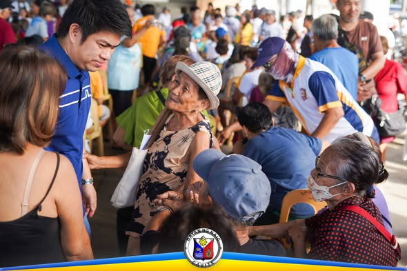 Mga senior citizen at kawani habang nagsasagawa ng National Social Pension sa Naic Town Plaza