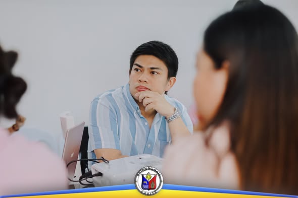 Lalaking nag-iisip habang nakikinig sa Budget Call sa Conference Room ng Naic Municipal Hall