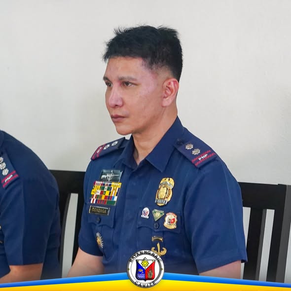 Litrato: Opisyal ng pulisya na nakaupo habang ginaganap ang turnover of command sa ABC Hall, Naic