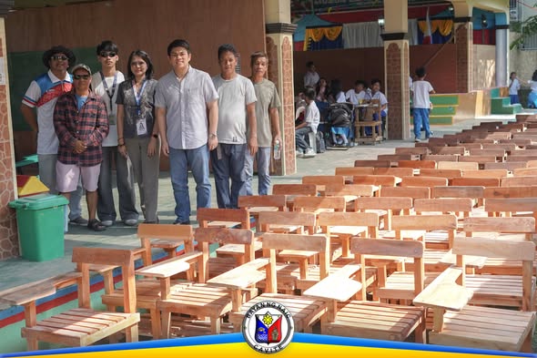 Mga tao kasama ang mga bagong wooden school chairs sa Muzon Elementary School, Naic