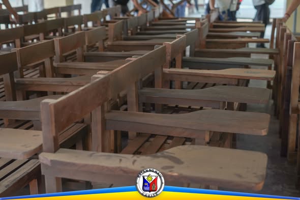 Mga bagong upuan para sa paaralan na nakahanay sa loob ng silid, bahagi ng pamamahagi ng school chairs sa Muzon