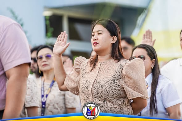 Mga kalahok sa flag raising ceremony sa Naic Municipal Hall, nakataas ang kamay habang nanunumpa