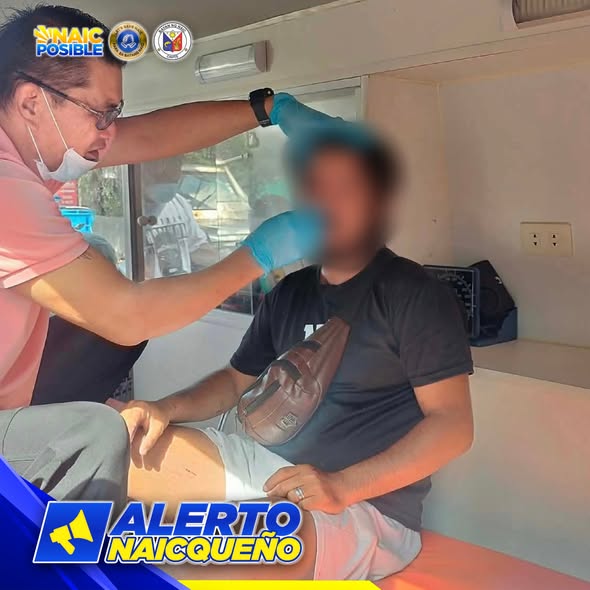 Rumespondeng MDRRMO na ginagamot ang sugatang lalaki sa loob ng sasakyan sa Brgy. Timalan Balsahan
