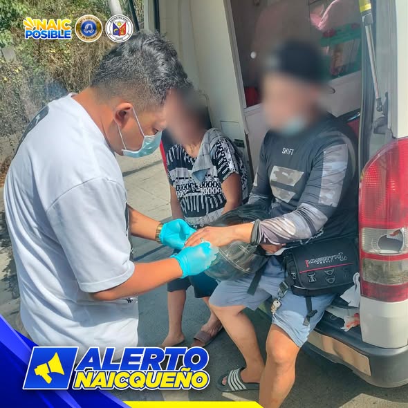 Mga rumespondeng MDRRMO na tumutulong sa sugatang sakay ng van sa Brgy. Timalan Balsahan, Naic