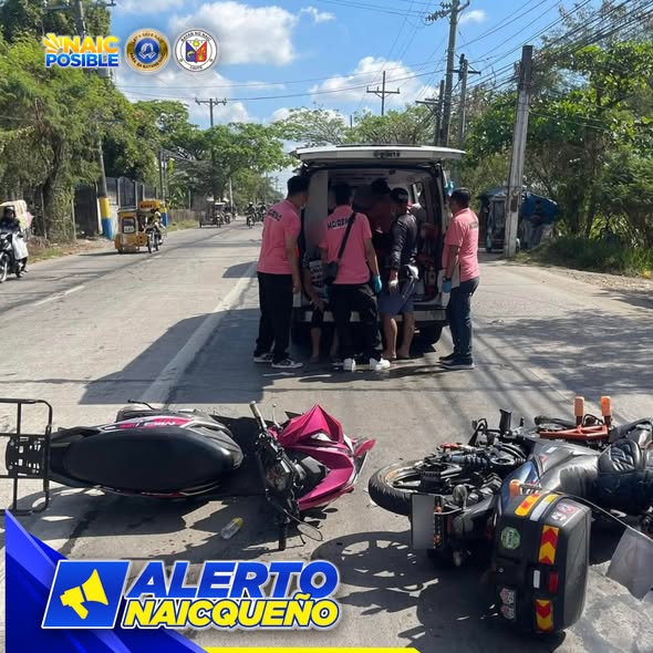 Mga rescuer na nasa likod ng ambulansya habang may dalawang motorsiklong natumba sa kalsada sa Brgy. Timalan Balsahan