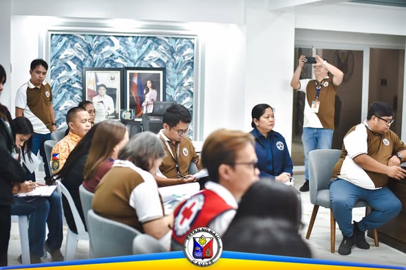 Mga kalahok sa Pre-Disaster Risk Assessment meeting sa Naic, nakaupo at nakikinig sa loob ng silid-pulungan