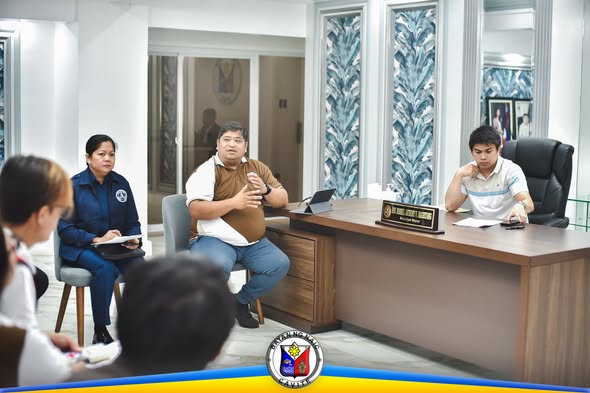 Pulong ng PDRA sa opisina ng Naic, may nagsasalita habang nakikinig ang mga kalahok sa mesa