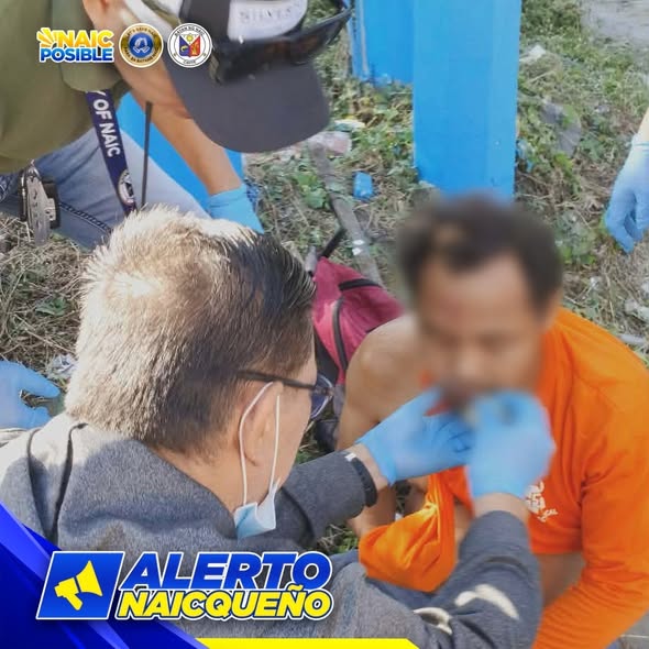 Mga rescuer ng OMDRRMO habang nagbibigay ng first aid sa biktima ng aksidente sa Timalan Balsahan, Naic
