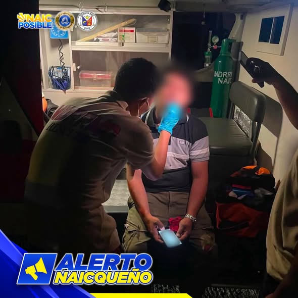 Rescuer ng MDRRMO Naic na tumutulong sa isang pasyente sa loob ng ambulansya matapos ang aksidente