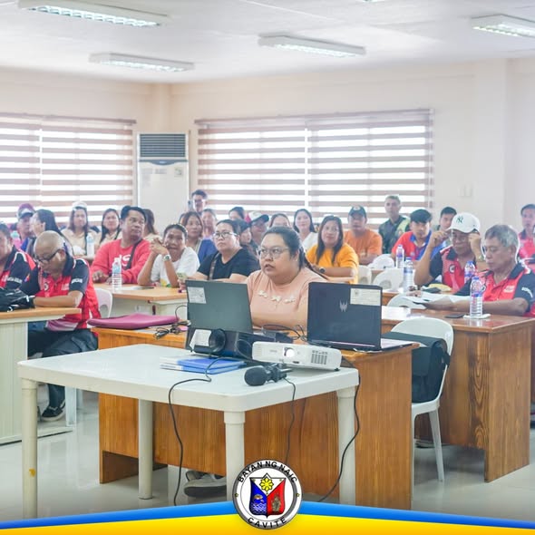Mga kalahok ng Liga ng mga Barangay na nakikinig sa talakayan sa ABC Hall, Naic