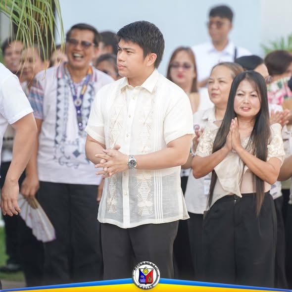 Mga kawani at dumalo sa Flag Raising Ceremony sa Naic Municipal Hall, nakatayo at nakikiisa sa programa