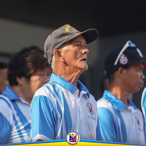 Mga kawani ng Naic habang nakikinig sa Flag Raising Ceremony sa Naic Municipal Hall