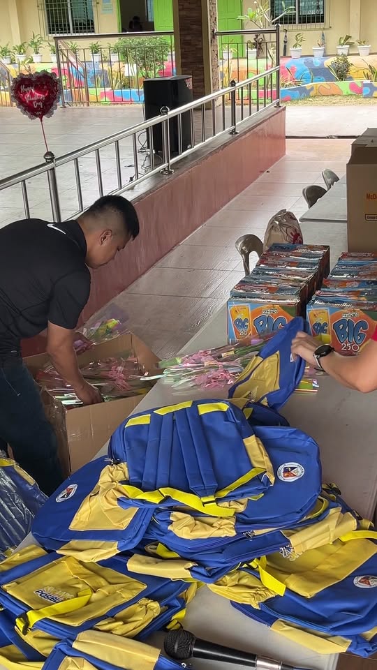 Mga school bag at bulaklak na inihahanda para sa mga SNED students sa San Roque Elementary School